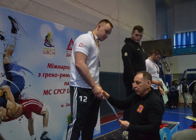 Tomasz WAWRZYŃCZYK GR 130 kg MKZ UNIA RACIBÓRZ dekorowany srebrnym medalem turnieju